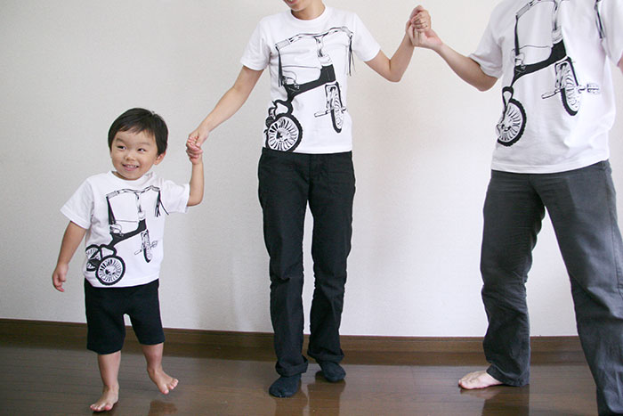 親子おそろいTシャツ「しゃんりんしゃ」を着るモデル